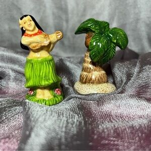 Salt and Pepper Shakers Hula Girl and Palm Tree VGUC 3”x1”